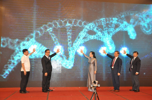 Bộ trưởng Nguyễn Thị Kim Tiến cùng các vị khách mời thực hiện nghi thức khai trương cổng giao dịch hỗ trợ y tế. Bộ trưởng Nguyễn Thị Kim Tiến cùng các vị khách mời thực hiện nghi thức khai trương cổng giao dịch hỗ trợ y tế.
