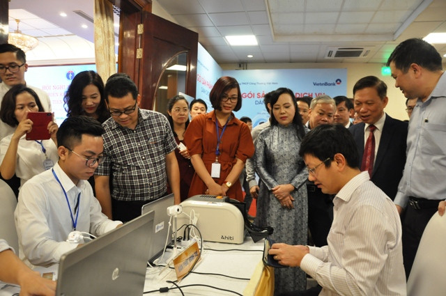 Bộ trưởng cùng khách mời tham quan khu trải nghiệm thanh toán. Bộ trưởng cùng khách mời tham quan khu trải nghiệm thanh toán.