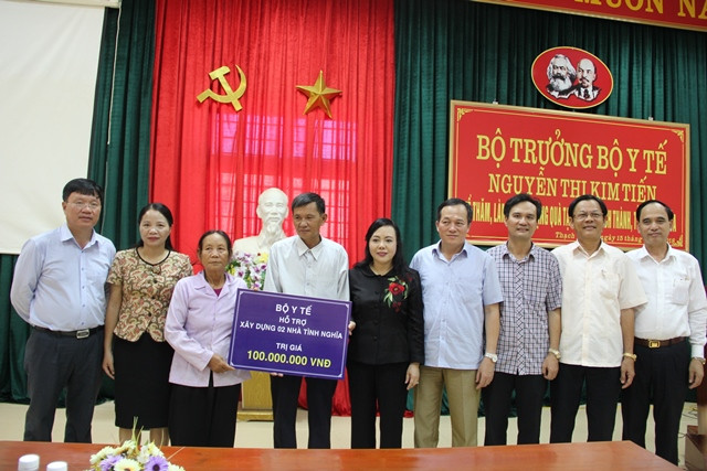 ... trao tặng 100 triệu đồng xây nhà cho hai hộ gia đình bị thiệt hại trong đợt mưa lũ. ... trao tặng 100 triệu đồng xây nhà cho hai hộ gia đình bị thiệt hại trong đợt mưa lũ.