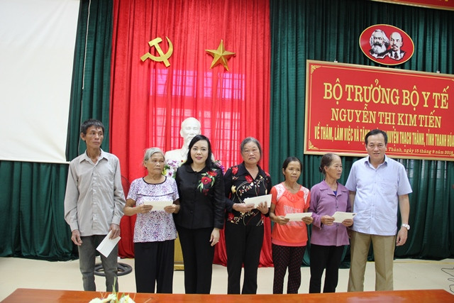Bộ trưởng tặng quà các bệnh nhân có hoàn cảnh khó khăn đang điều trị tại Bệnh viện Đa khoa huyện Thạch Thành... Bộ trưởng tặng quà các bệnh nhân có hoàn cảnh khó khăn đang điều trị tại Bệnh viện Đa khoa huyện Thạch Thành...