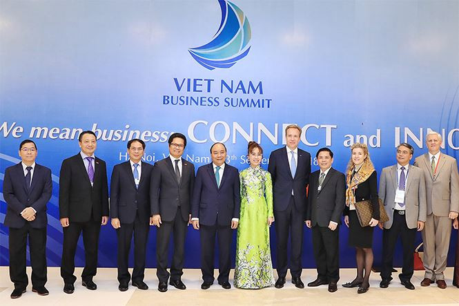 Thủ tướng Nguyễn Xuân Phúc và Chủ tịch Diễn đàn Kinh tế Thế giới Borge Brende chụp ảnh lưu niệm cùng các đại biểu, diễn giả tại Hội nghị Thượng đỉnh Kinh doanh Việt Nam 2018. ảnh: Phạm Thanh. Thủ tướng Nguyễn Xuân Phúc và Chủ tịch Diễn đàn Kinh tế Thế giới Borge Brende chụp ảnh lưu niệm cùng các đại biểu, diễn giả tại Hội nghị Thượng đỉnh Kinh doanh Việt Nam 2018. ảnh: Phạm Thanh.