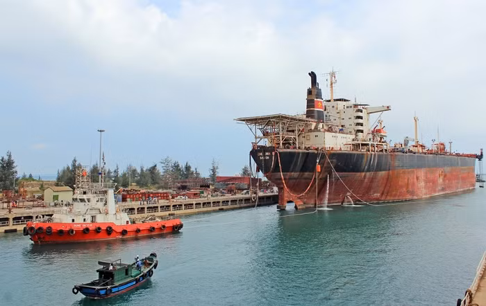 FSO Chí Linh khi được đưa về DQS sửa chữa vào tháng 4/2018. FSO Chí Linh khi được đưa về DQS sửa chữa vào tháng 4/2018.