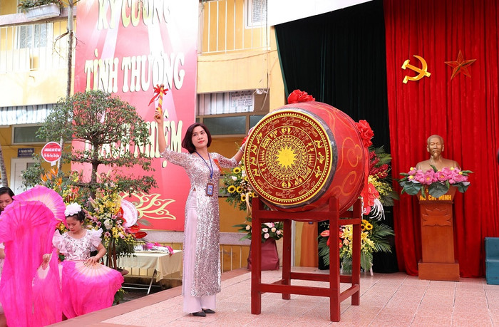 Cô Nguyễn Thị Vân Anh - Hiệu trưởng Trường tiểu học Kim Đồng đánh trống khai giảng năm học 2018-2019.