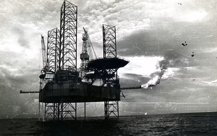 Tàu khoan Ekabi thu via dầu trong tầng móng mỏ Bach Hổ (ảnh: Vũ Hường)