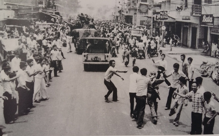 Trên đường qua cầu Thị Nghè, Nhà báo Đinh Quang Thành "bị" nhân dân đuổi theo tặng thuốc lá, bánh, kẹo... Trung úy Hứa Kiểm ở xe phía sau đã chụp được bức ảnh này.