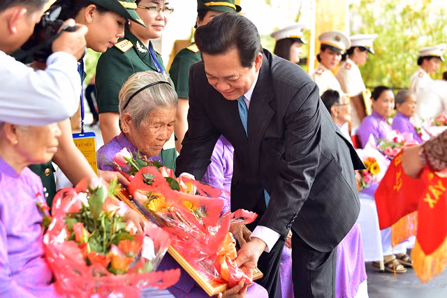 Thủ tướng Chính phủ tặng quà các mẹ Việt Nam anh hùng tỉnh Hậu Giang. ảnh: VGP.