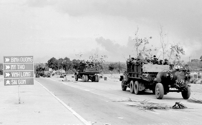 Sớm ngày 30/4, các binh chủng xe tăng, bộ binh, xe pháo của Quân đoàn II từ đường 15 rẽ ngã tư Biên Hoà tiến vào đánh chiếm Sài Gòn trên xa lộ Sài Gòn - Biên Hoà.