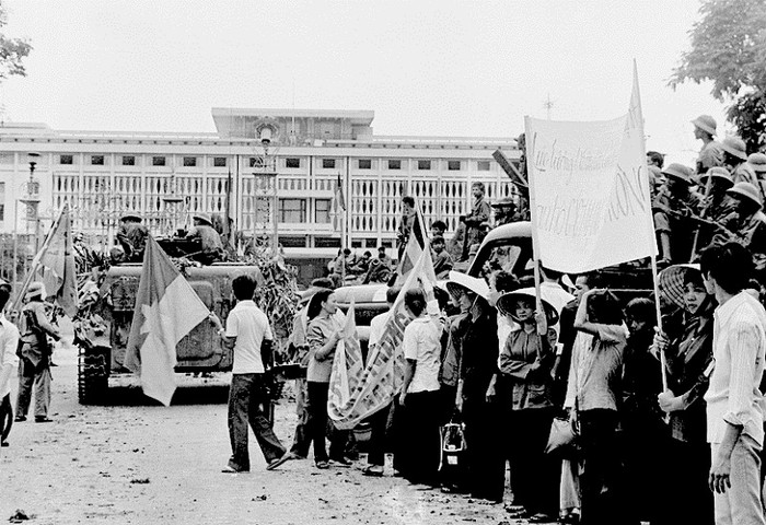 Hàng nghìn người dân tràn xuống đường đón bộ đội vào giải phóng Sài Gòn. ảnh: Đinh Quang Thành. Hàng nghìn người dân tràn xuống đường đón bộ đội vào giải phóng Sài Gòn. ảnh: Đinh Quang Thành.