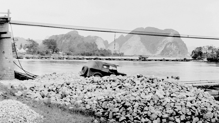 Với khẩu lệnh “Địch phá ta cứ đi”, các con đường ngày càng dài thêm, quân đi như nước chảy, các kho quân lương dọc đường đầy ắp, đủ tiếp tế cho chiến trường miền Nam đánh Mỹ. Cầu Đoan Vĩ trên đường số 1 bị đánh sập. Tại chính nới này đã mọc lên không chỉ một cầu mà là 3 cây cầu thay thế: hai cầu phao và một chiếc cầu dây cáp treo.