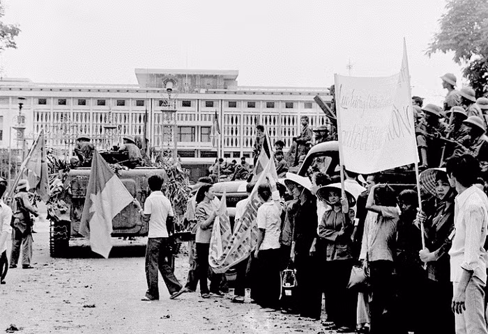Hàng nghìn người dân tràn xuống đường đón bộ đội vào giải phóng Sài Gòn. ảnh: Đinh Quang Thành. Hàng nghìn người dân tràn xuống đường đón bộ đội vào giải phóng Sài Gòn. ảnh: Đinh Quang Thành.