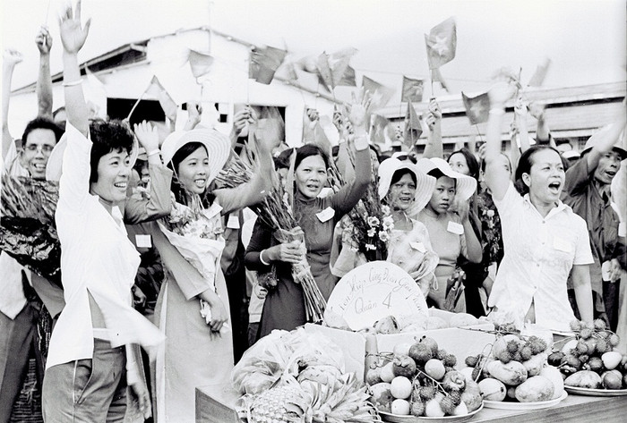 Phụ nữ Quận 4 mang hoa quả đặt trên hè phố để tặng bộ đội vào giải phóng thành phố.