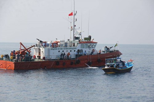 Tàu cá ngư dân Phú Quý tại hiện trường cùng tàu của bộ đội biên phòng tìm kiếm máy bay Su-22 gặp nạn. ảnh: TNO. Tàu cá ngư dân Phú Quý tại hiện trường cùng tàu của bộ đội biên phòng tìm kiếm máy bay Su-22 gặp nạn. ảnh: TNO.