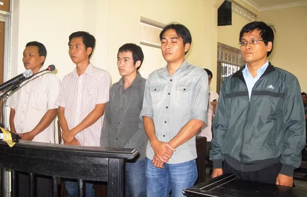 Có nên cùm chân người bị tạm giữ, tạm giam? ảnh 2