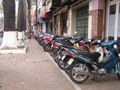 Ủy ban Tài chính Ngân sách đề nghị bãi bỏ một số khoản phí sử dụng lòng lề đường. ảnh: NLD. Ủy ban Tài chính Ngân sách đề nghị bãi bỏ một số khoản phí sử dụng lòng lề đường. ảnh: NLD.