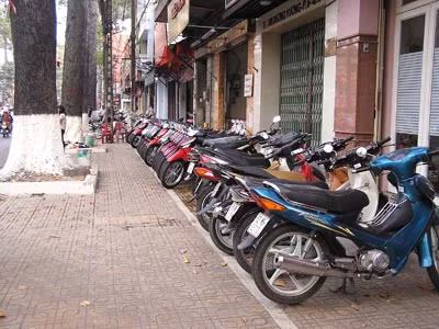 Ủy ban Tài chính Ngân sách đề nghị bãi bỏ một số khoản phí sử dụng lòng lề đường. ảnh: NLD.