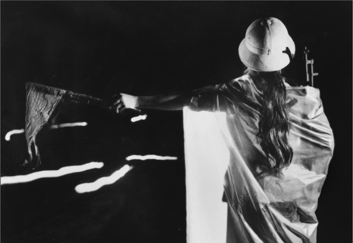 Vào một đêm tháng 6/1966 tại cầu Gián Khuốt đoạn qua sông Đáy trên quốc lộ 1A, chị Nguyễn Thị Phúc - đội viên Đại đội TNXP 193 Nam Hà đang chỉ đường cho đoàn xe qua cầu phao trong đêm, bất ngờ một loạt bom nổ giữa đầu cầu và cô bị cưa cụt một cẳng chân. Không kịp cấp cứu, máu ra nhiều, cô gái đã hy sinh. Ngay đêm sau, nhiều đội viên nữ trong đơn vị đã tranh nhau làm nhiệm vụ thay chị Phúc. Tấm ảnh mang tên “Đường ra tiền phương” vẫn sống mãi trên các trang báo, tạp chí mãi tới nay.