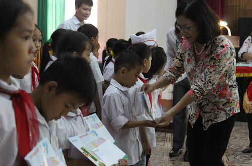 Học sinh nghèo vượt khó tại huyện Yên Lập (tỉnh Phú Thọ) được trao quà năm 2014. ảnh: Báo Phú Thọ. Học sinh nghèo vượt khó tại huyện Yên Lập (tỉnh Phú Thọ) được trao quà năm 2014. ảnh: Báo Phú Thọ.