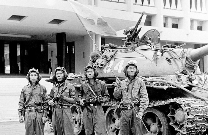 Những người chiến thắng trước thềm Dinh Độc lập vào giây phút lịch sử, giải phóng Sài Gòn. Từ trái sang phải: Trung uý Nguyễn Đăng Toàn, chỉ huy xe tăng 390; Trung uý Bùi Quang Thận, chỉ huy xe tăng 843; Trung sĩ Nguyễn Văn Tập, lái xe tăng 390; Chiến sĩ pháo thủ xe tăng 390.
