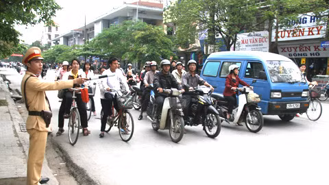 An toàn giao thông vẫn là vấn đề nhức nhối của toàn xã hội. ảnh: Báo Nghệ An. An toàn giao thông vẫn là vấn đề nhức nhối của toàn xã hội. ảnh: Báo Nghệ An.