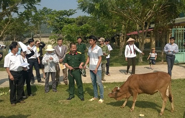 "Bò giống giúp người nghèo biên giới" đã mang đến niềm vui cho hàng nghìn người nghèo các tỉnh biên giới phía Bắc. "Bò giống giúp người nghèo biên giới" đã mang đến niềm vui cho hàng nghìn người nghèo các tỉnh biên giới phía Bắc.