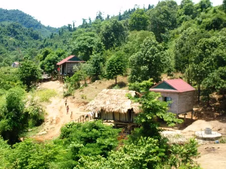 Bản Rào Con ở xã Sơn Trạch, huyện Bố Trạch tỉnh Quảng Bình là một trong nhiều địa phương nhiều năm liền không có điện chiếu sáng. ảnh: dantri.