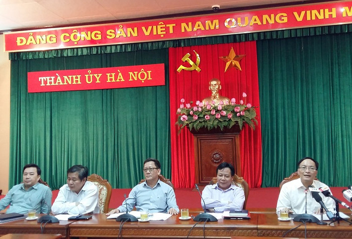 Ông Phạm Văn Đại - Phó Giám đốc Sở Giáo dục và Đào tạo Hà Nội (ngoài cùng bên phải) trả lời về tuyển sinh đầu cấp chiều 21/4. ảnh: Ngọc Quang. Ông Phạm Văn Đại - Phó Giám đốc Sở Giáo dục và Đào tạo Hà Nội (ngoài cùng bên phải) trả lời về tuyển sinh đầu cấp chiều 21/4. ảnh: Ngọc Quang.