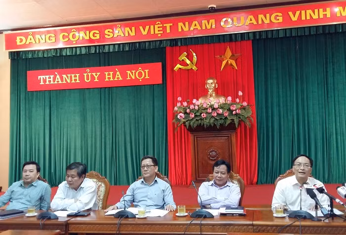 Ông Phạm Văn Đại - Phó Giám đốc Sở Giáo dục và Đào tạo Hà Nội (ngoài cùng bên phải) trả lời về tuyển sinh đầu cấp chiều 21/4. ảnh: Ngọc Quang.