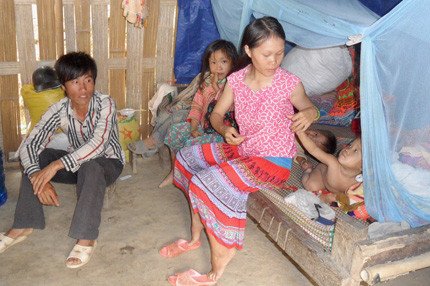 Sùng Văn Chiến (17 tuổi) cưới chị Tráng Thị Súa (14 tuổi). Khi chị Súa 18 tuổi thì đã có 3 đứa con. ảnh: GĐVN. Sùng Văn Chiến (17 tuổi) cưới chị Tráng Thị Súa (14 tuổi). Khi chị Súa 18 tuổi thì đã có 3 đứa con. ảnh: GĐVN.