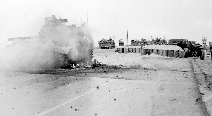 Trên đường hành quân, binh đoàn thọc sâu của Quân đoàn II tiêu diệt các ổ đề kháng của quân Nguỵ án ngữ trên cầu Rạch Chiếc trên sông Đồng Nai và cầu xa lộ trên sông Sài Gòn.