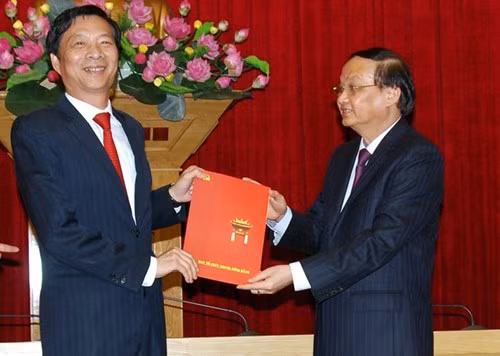 Ông Nguyễn Văn Đọc (trái) giữ chức Bí thư Tỉnh ủy Quảng Ninh. ảnh: LDO.