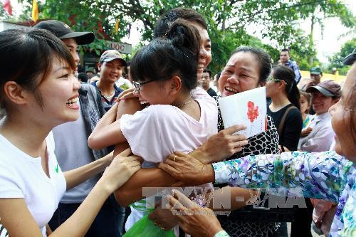 Người thân vui mừng đón phạm nhân (nam thanh niên cầm giấy) được đặc xá bên ngoài Trại giam Xuân Nguyên, Hải Phòng. Ảnh: Doãn Tấn - TTXVN. Người thân vui mừng đón phạm nhân (nam thanh niên cầm giấy) được đặc xá bên ngoài Trại giam Xuân Nguyên, Hải Phòng. Ảnh: Doãn Tấn - TTXVN.