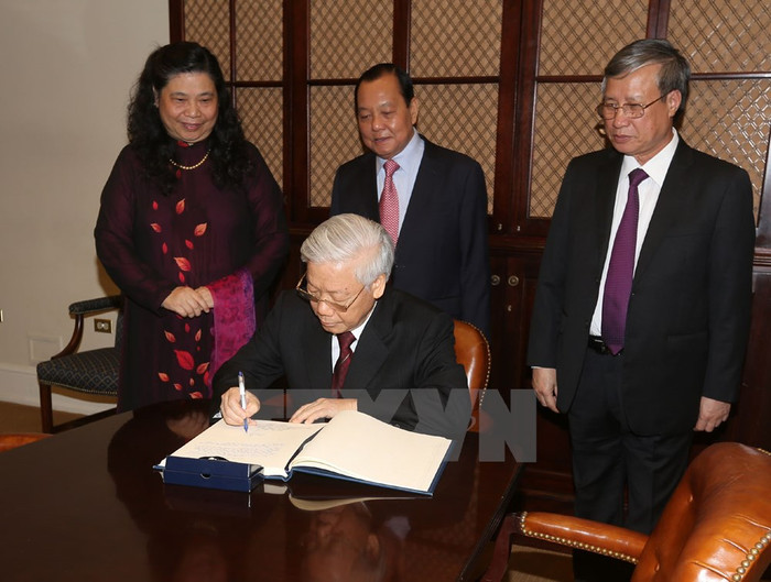 Tổng Bí thư Nguyễn Phú Trọng ký sổ lưu niệm tại Nhà trắng. (Ảnh: Trí Dũng/TTXVN). Tổng Bí thư Nguyễn Phú Trọng ký sổ lưu niệm tại Nhà trắng. (Ảnh: Trí Dũng/TTXVN).