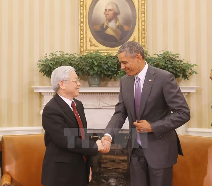 Tổng thống Hoa Kỳ Barack Obama đón Tổng Bí thư Nguyễn Phú Trọng vào sáng 7/7 theo giờ địa phương (tức tối 7/7 giờ Việt Nam), tại phòng Bầu dục ở Nhà Trắng. ảnh: Trí Dũng/TTXVN.