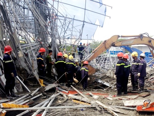 Vụ sập giàn giáo tòa nhà văn phòng Nam Sài Gòn khiến 3 người chết. ảnh: Báo Lao động. Vụ sập giàn giáo tòa nhà văn phòng Nam Sài Gòn khiến 3 người chết. ảnh: Báo Lao động.