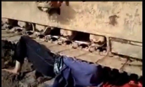 Hình ảnh một người dân nằm dưới xe ủi được đưa trên clip là cắt ghép? Hình ảnh một người dân nằm dưới xe ủi được đưa trên clip là cắt ghép?