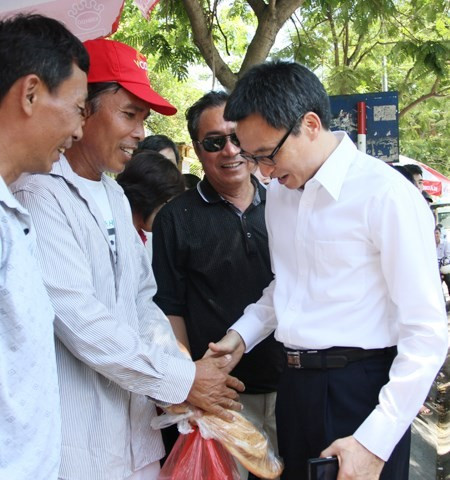 Gần dân, sát dân luôn là một phẩm chất vô cùng đáng quý của người lãnh đạo. ảnh: An ninh Thủ đô. Gần dân, sát dân luôn là một phẩm chất vô cùng đáng quý của người lãnh đạo. ảnh: An ninh Thủ đô.