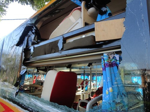 Xe khách bị ném vỡ kính tại địa phận tỉnh KonTum. ảnh: Thanh niên. Xe khách bị ném vỡ kính tại địa phận tỉnh KonTum. ảnh: Thanh niên.