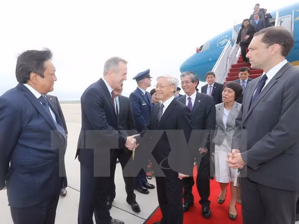 Quyền Trợ lý Ngoại trưởng Hoa Kỳ Scot Marciel, Cục trưởng Lễ tân Peter Selfridge, Đại sứ Hoa Kỳ tại Việt Nam Ted Osius và đại diện chính quyền đón Tổng Bí thư Nguyễn Phú Trọng. (Ảnh: Trí Dũng/TTXVN).