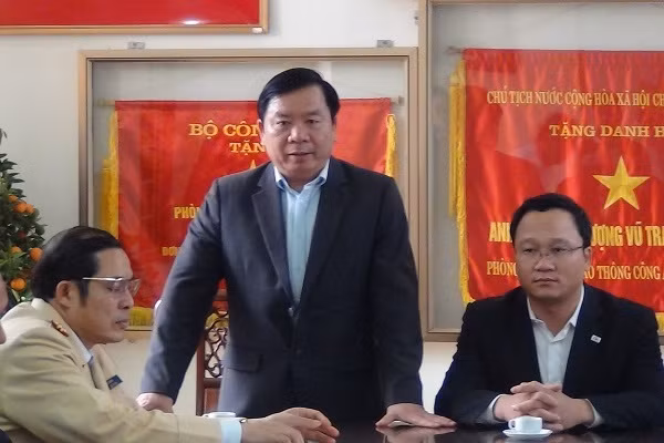 Ông Nguyễn Ngọc Thạch (giữa), tân Phó Chủ tịch UBND tỉnh Ninh Bình. ảnh: báo ninh bình. Ông Nguyễn Ngọc Thạch (giữa), tân Phó Chủ tịch UBND tỉnh Ninh Bình. ảnh: báo ninh bình.