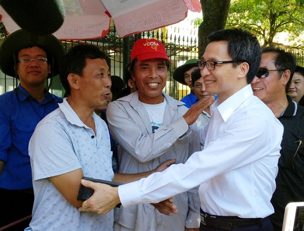 Phó Thủ tướng Vũ Đức Đam ân cần thăm hỏi các phụ huynh đưa con đi thi. ảnh: chinhphu.vn Phó Thủ tướng Vũ Đức Đam ân cần thăm hỏi các phụ huynh đưa con đi thi. ảnh: chinhphu.vn