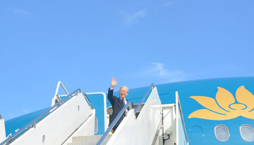 Tổng Bí thư Nguyễn Phú Trọng vẫy chào các bạn Hoa Kỳ trước giờ về nước. ảnh: Tấn Tuân/Quân đội nhân dân. Tổng Bí thư Nguyễn Phú Trọng vẫy chào các bạn Hoa Kỳ trước giờ về nước. ảnh: Tấn Tuân/Quân đội nhân dân.