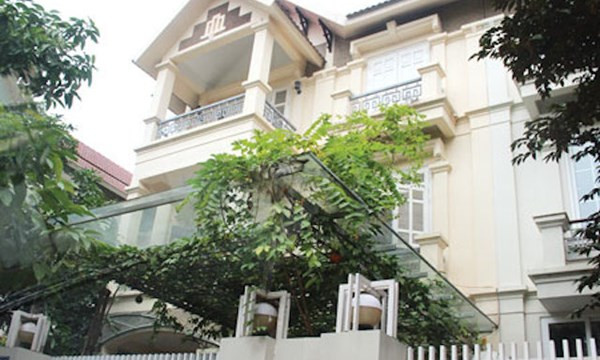 Sau nhiều năm nghỉ hưu, ông Hoàng Văn Nghiên - cựu Chủ tịch UBND TP Hà Nội vẫn được thuê căn biệt thự rộng 400m2 tại phố Nguyễn Chế Nghĩa (Hà Nội) với giá bèo. Cuối năm 2014, ông này mới trả lại nhà. ảnh: Báo Giao thông. Sau nhiều năm nghỉ hưu, ông Hoàng Văn Nghiên - cựu Chủ tịch UBND TP Hà Nội vẫn được thuê căn biệt thự rộng 400m2 tại phố Nguyễn Chế Nghĩa (Hà Nội) với giá bèo. Cuối năm 2014, ông này mới trả lại nhà. ảnh: Báo Giao thông.