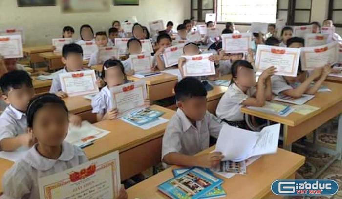 Hiện tượng lạm phát danh hiệu hiện nay khá nhiều ở các cấp học phổ thông (Ảnh minh họa trên giaoduc.net.vn) Hiện tượng lạm phát danh hiệu hiện nay khá nhiều ở các cấp học phổ thông (Ảnh minh họa trên giaoduc.net.vn)