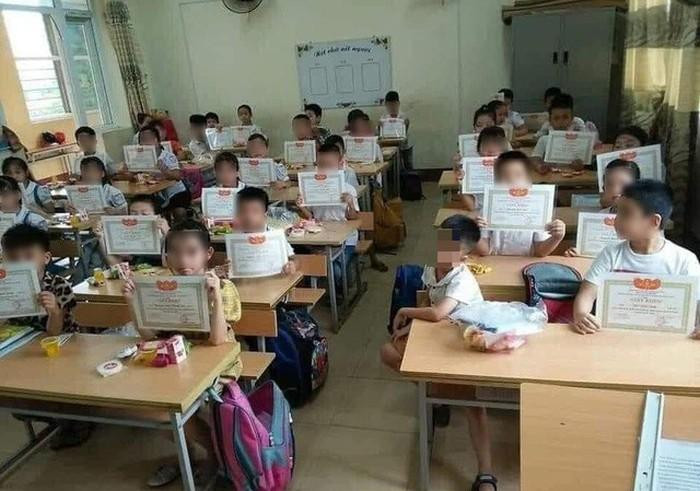 Việc khen thưởng tràn lan ở tiểu học có một nguyên nhân chính là học thêm và được gửi gắm (Ảnh minh họa: Báo Tiền phong) Việc khen thưởng tràn lan ở tiểu học có một nguyên nhân chính là học thêm và được gửi gắm (Ảnh minh họa: Báo Tiền phong)