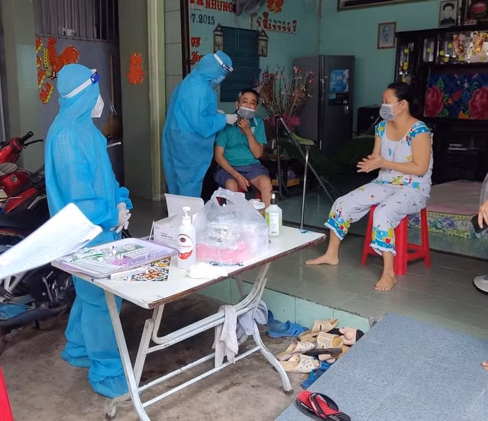 Lấy mẫu xét nghiệm cho người dân, ảnh: CTV