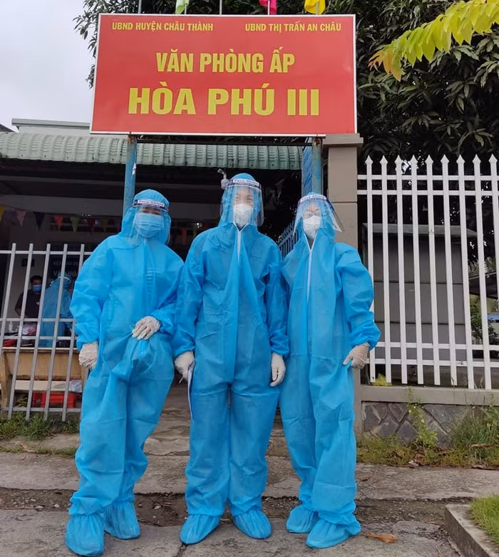 Từng nhóm nhỏ đi vào từng nhà dân để xét nghiệm tầm soát trong cộng đồng, ảnh: CTV