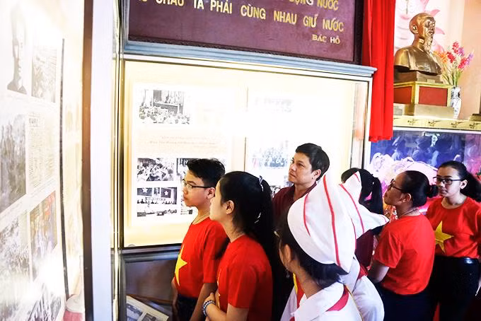 Học sinh ở Khánh Hòa tham quan Khu tưởng niệm Bác Hồ ở xã Phước Đồng (Ảnh minh họa: Báo Khánh Hòa).