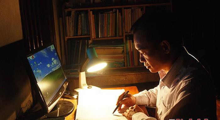 Ngoài giờ lên lớp thì giáo viên còn phải đầu tư rất nhiều thời gian cho việc soạn giáo án (Ảnh minh họa: baonghean.vn). Ngoài giờ lên lớp thì giáo viên còn phải đầu tư rất nhiều thời gian cho việc soạn giáo án (Ảnh minh họa: baonghean.vn).