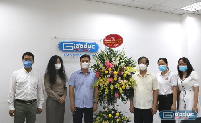 Bộ trưởng Nguyễn Kim Sơn cùng đoàn cán bộ của Bộ Giáo dục và Đào tạo thăm và chúc mừng Ban biên tập Tạp chí điện tử Giáo dục Việt Nam nhân ngày Báo chí Cách mạng Việt Nam (Ảnh: Lại Cường) Bộ trưởng Nguyễn Kim Sơn cùng đoàn cán bộ của Bộ Giáo dục và Đào tạo thăm và chúc mừng Ban biên tập Tạp chí điện tử Giáo dục Việt Nam nhân ngày Báo chí Cách mạng Việt Nam (Ảnh: Lại Cường)