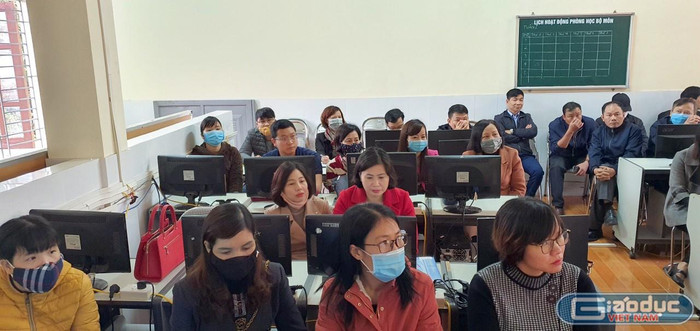 Giáo viên đang được tập huấn khá nhiều các phần mềm dạy học trực tuyến (Ảnh chỉ mang tính chất minh họa, nguồn: Phòng Giáo dục và Đào tạo thị xã Phú Thọ) Giáo viên đang được tập huấn khá nhiều các phần mềm dạy học trực tuyến (Ảnh chỉ mang tính chất minh họa, nguồn: Phòng Giáo dục và Đào tạo thị xã Phú Thọ)